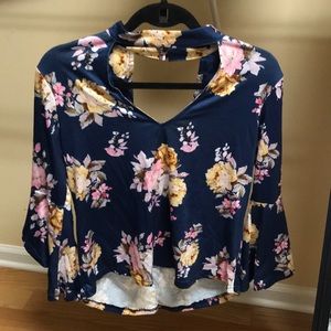 Flowery blouse with v cut and collared neck